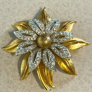 Beautiful JJ gold tone and silver tone rhinestone flower broach (745)